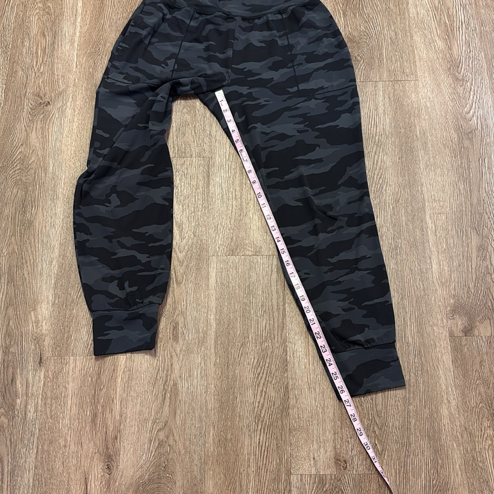 Athleta Salutation Camo Jogger.size M. - Picture 6 of 8